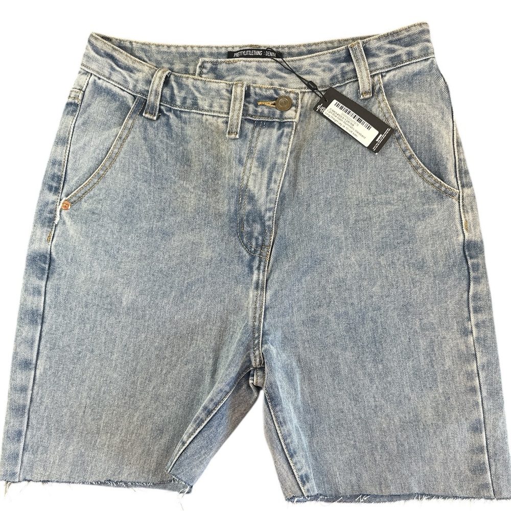 NWT PRETTY LITTLE THING Light Wash Denim Jean Shorts Asymmetric Waistband Size 6 - Picture 2 of 5